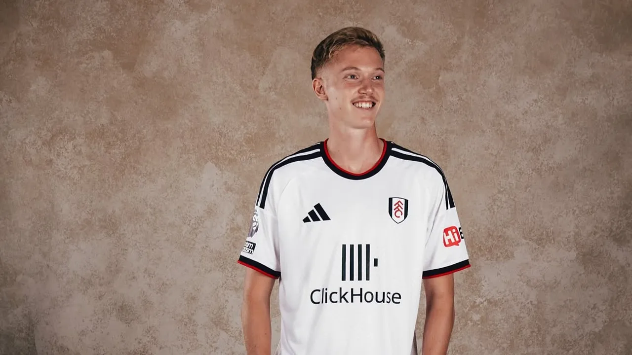 Klausa debut Hugo Larsson pemicu Fulham wajib permanenkan sang gelandang dari Frankfurt