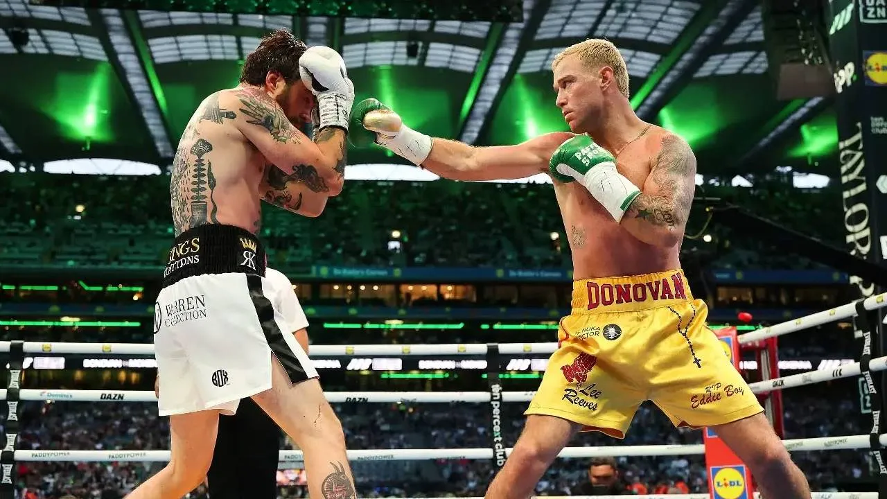 Paddy Donovan (kanan) tampil dominan dan menghentikan McKenna pada ronde keempat setelah luka parah terbuka di atas mata kiri lawannya. (Foto: Fight TV)