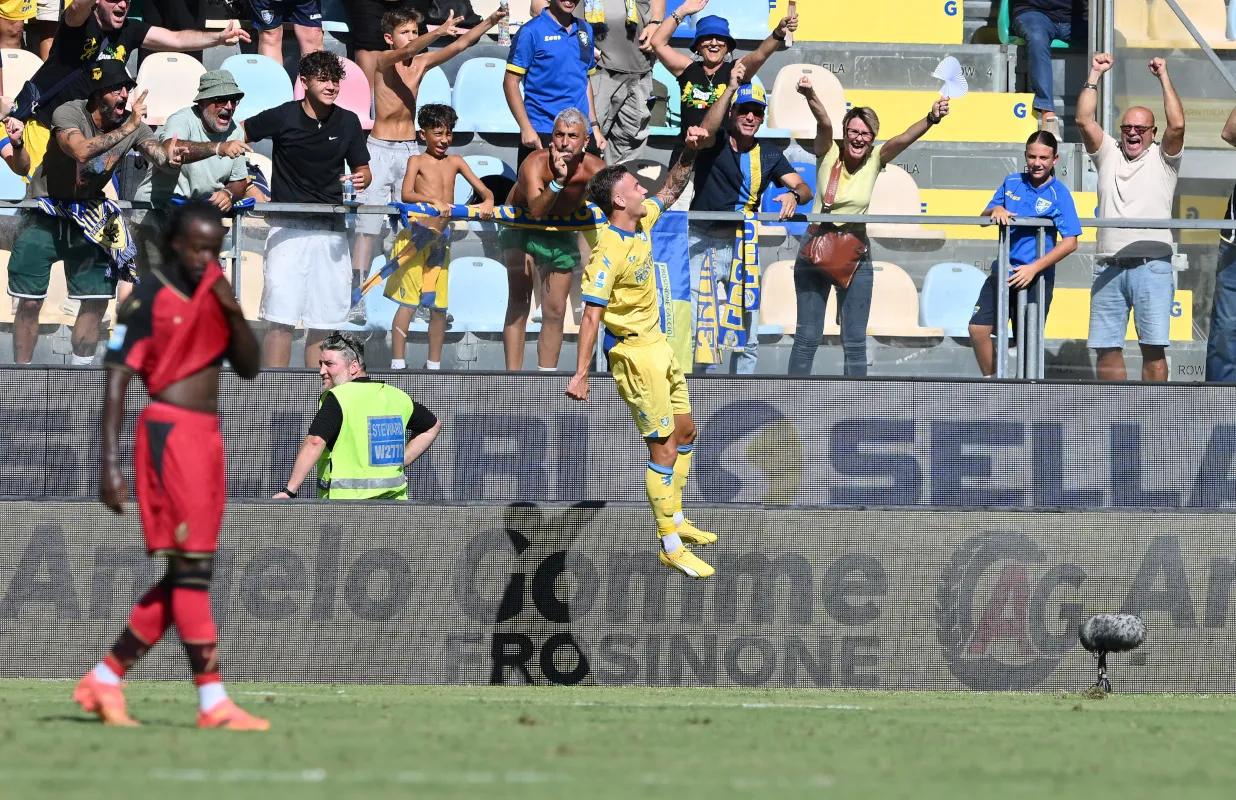 Raimondo Cetak Dua Gol, Frosinone Tundukkan Perlawanan Sengit Venezia - sumber: (footballitalia)