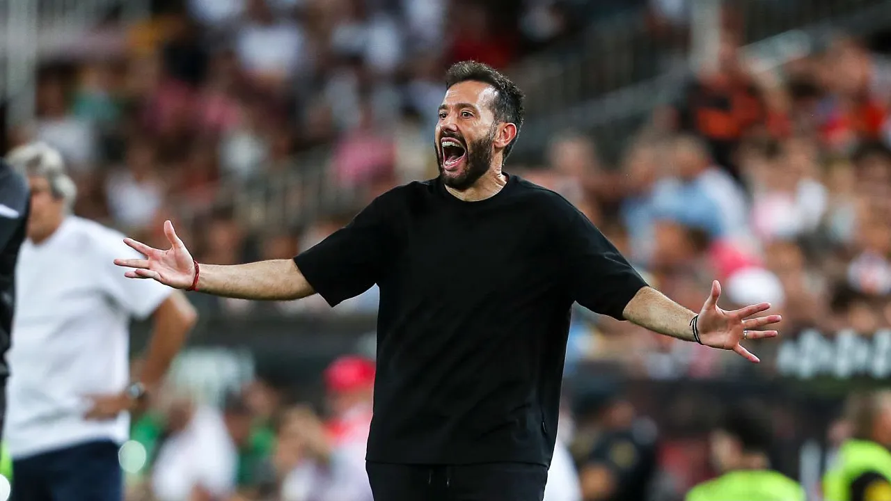 Valencia Terpuruk di Dasar Klasemen, Carlos Corberan Optimis Bisa Bangkit