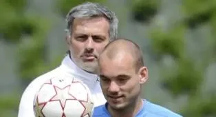 Wesley Sneijder Minta Denzel Dumfries Tingkatkan Performanya