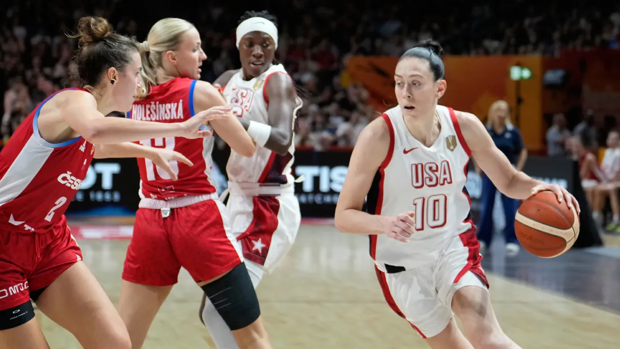 Breanna Stewart (kanan) mencetak 19 poin saat Amerika Serikat menang telak 105-64 atas Republik Ceko di laga terakhir fase grup Piala Dunia FIBA 2026 di Berlin, Senin (7/9). (Foto: AP)