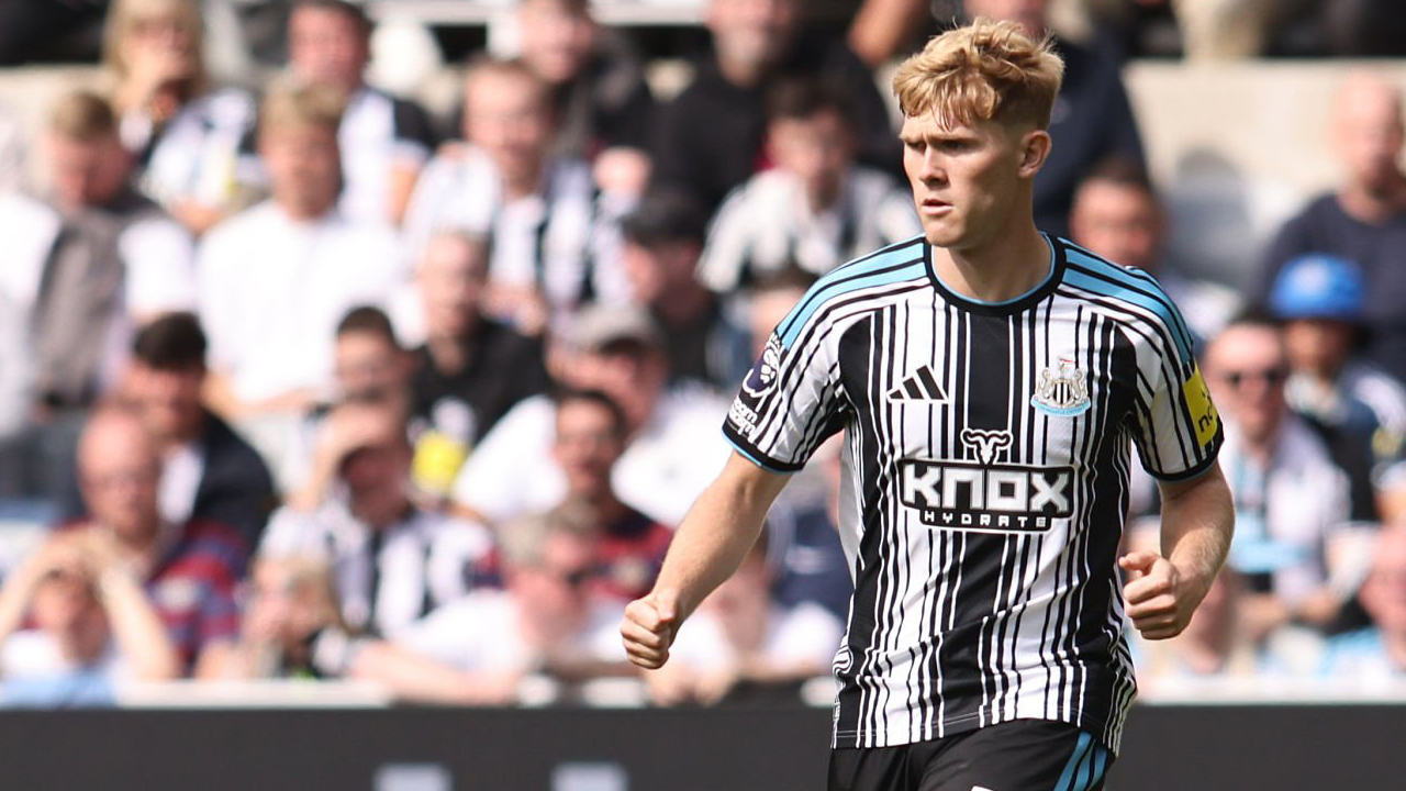 Bulan ini, Lewis Hall Teken Kontrak Baru di Newcastle United
