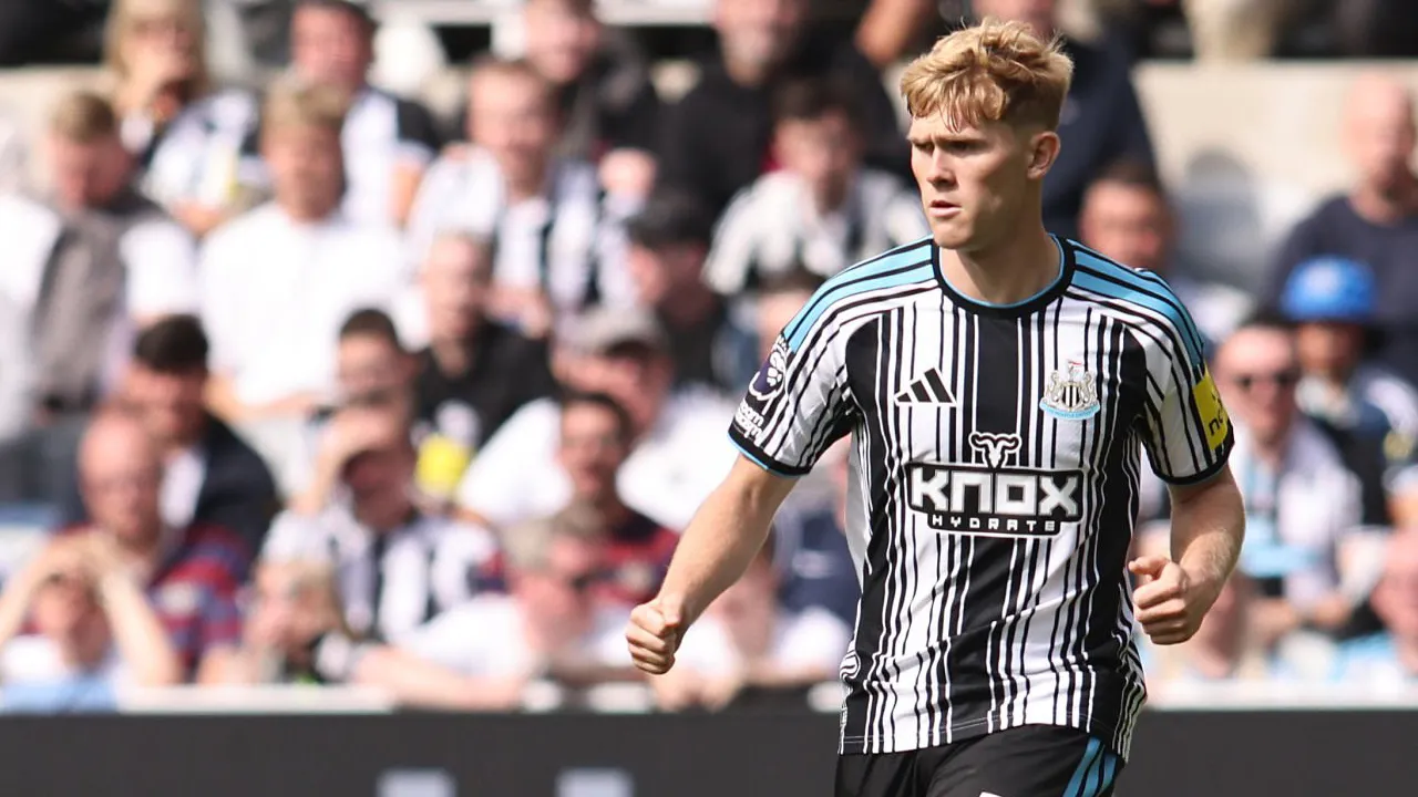 Bulan ini, Lewis Hall Teken Kontrak Baru di Newcastle United