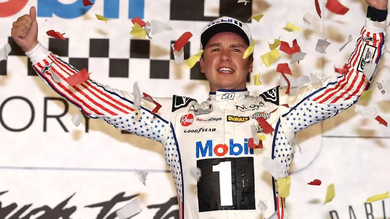 Christopher Bell mengambil alih posisi terdepan dari Larson saat balapan menyisakan 18 lap dan mampu mempertahankan keunggulan hingga garis finis. (Foto: AP)