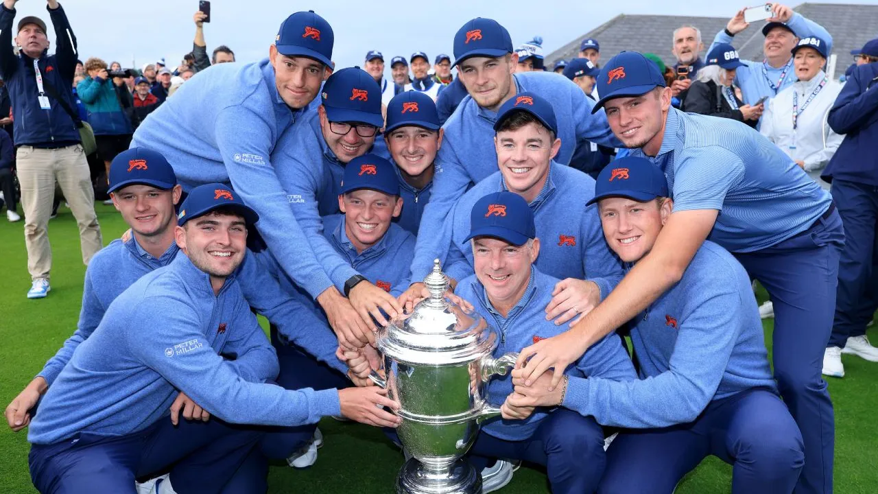 Tim Great Britain & Ireland berpose dengan trofi Walker Cup. (Foto: Golf Digest)