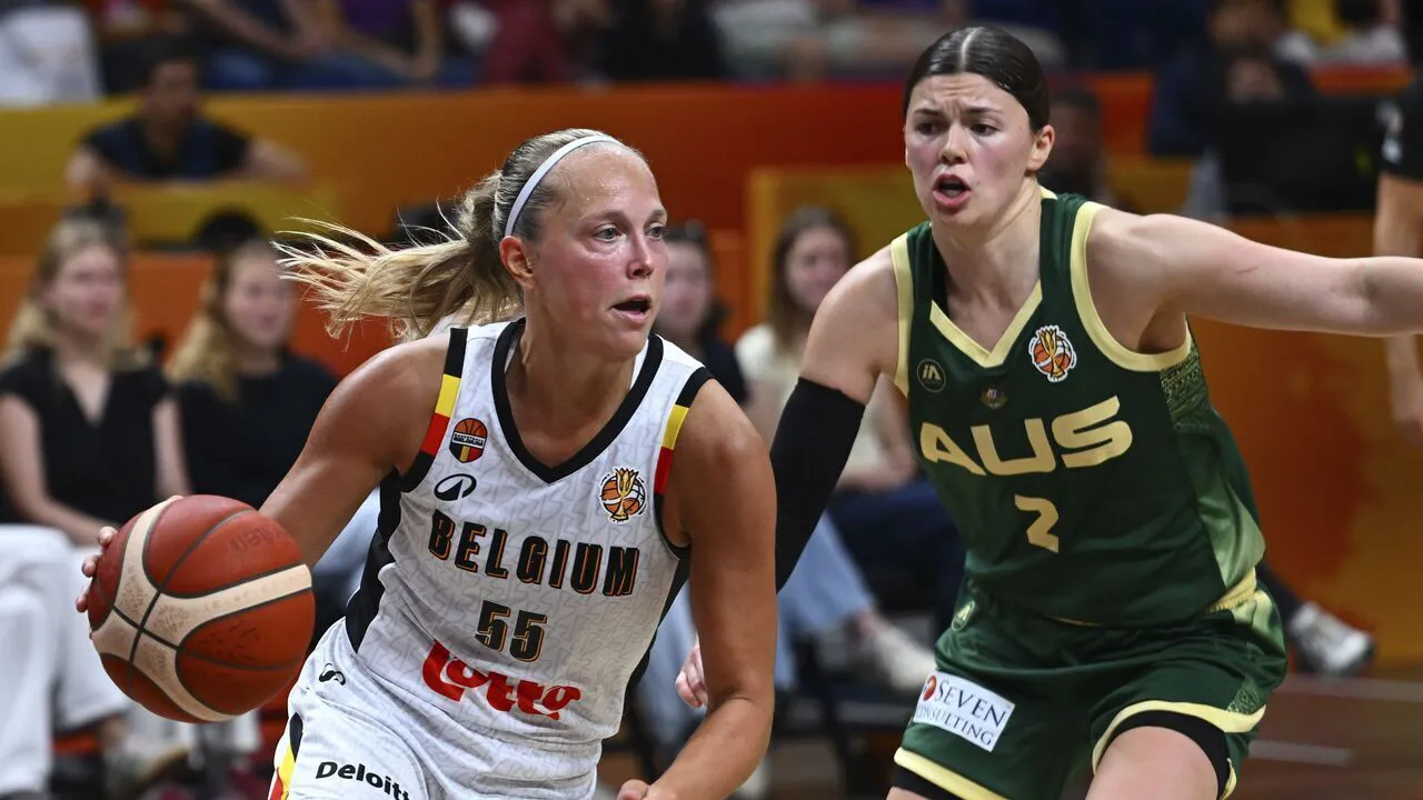 Julie Allemand (kiri) memecahkan rekor milik legenda Spanyol, Laia Palau, saat membantu Belgia mengalahkan Australia 80-68 pada babak penyisihan. (Foto: AP)