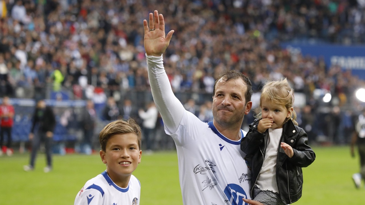 Rafael van der Vaart Prediksi Feyenoord Mengalahkan Barcelona Tipis