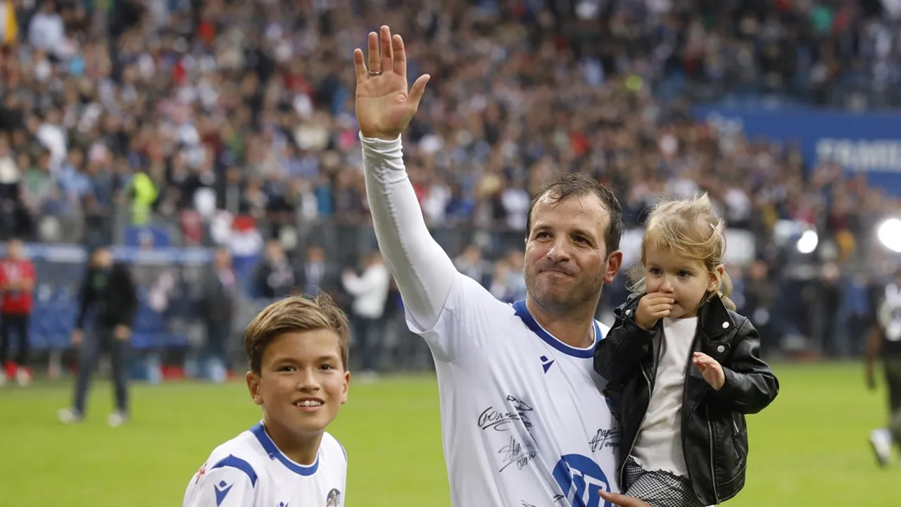 Rafael van der Vaart Prediksi Feyenoord Mengalahkan Barcelona Tipis