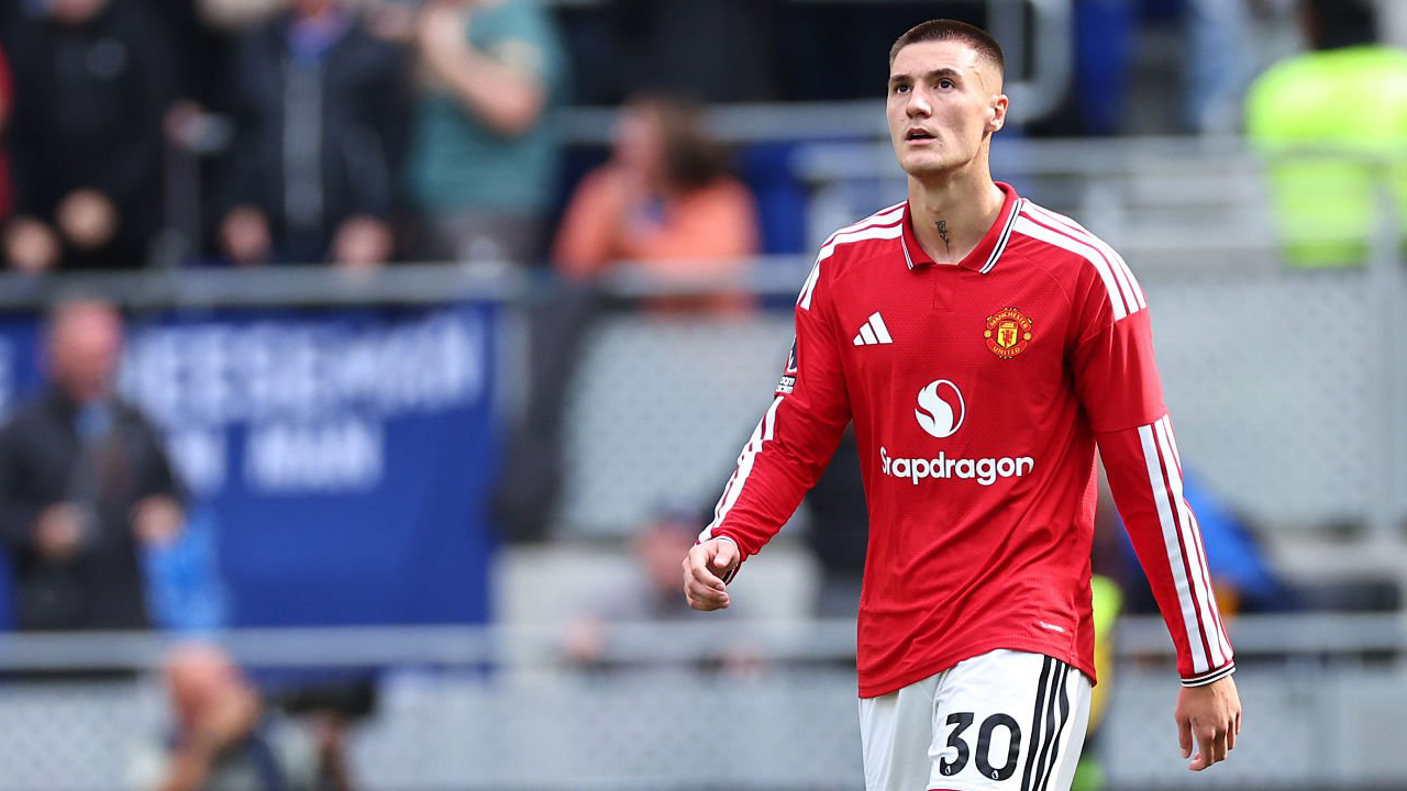 Sheringham Sebut Benjamin Sesko Punya Potensi Jadi Pemain Kunci MU