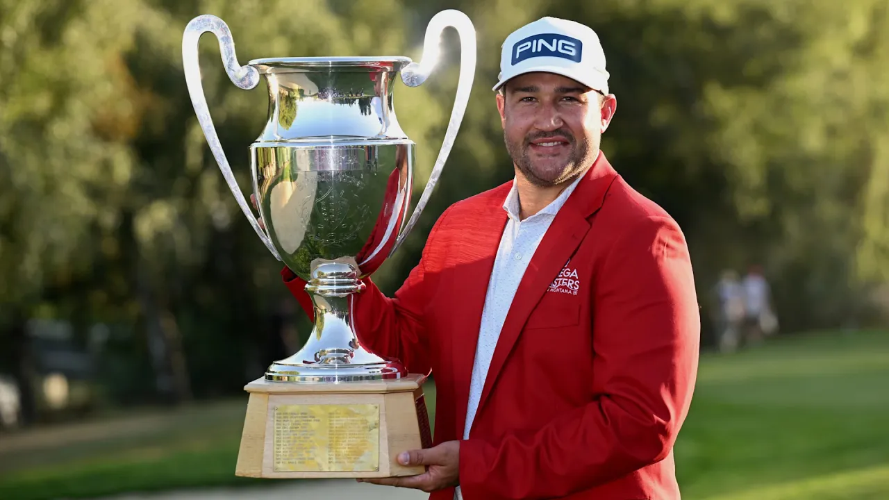 Thriston Lawrence berpose dengan trofi European Masters. (Foto: Golf Digest)