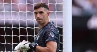 Peter Schmeichel Sebut Emiliano Martinez Rekrutan Terbaik Chelsea