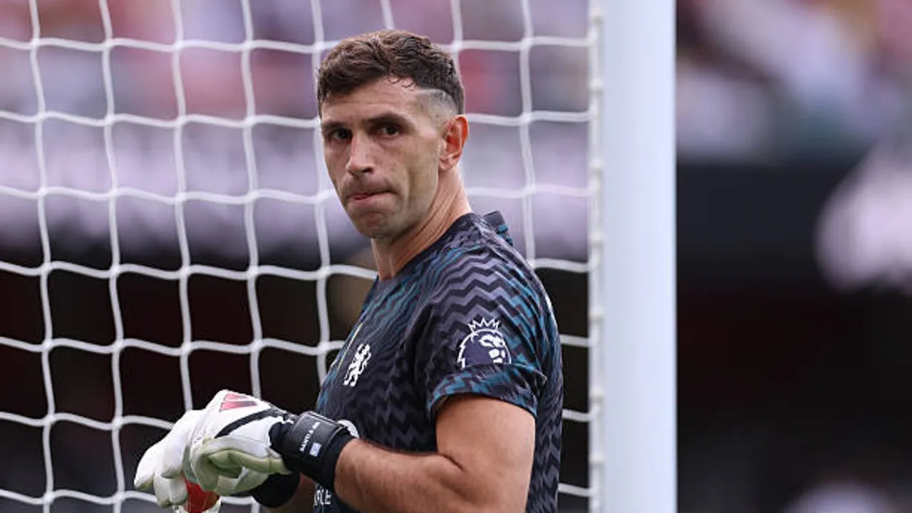 Peter Schmeichel Sebut Emiliano Martinez Rekrutan Terbaik Chelsea