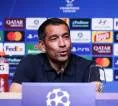 Van Bronckhorst Minta Feyenoord Tampil Tanpa Rasa Takut Lawan Barcelona