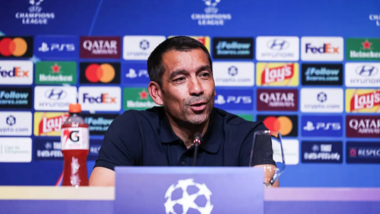 Van Bronckhorst Minta Feyenoord Tampil Tanpa Rasa Takut Lawan Barcelona