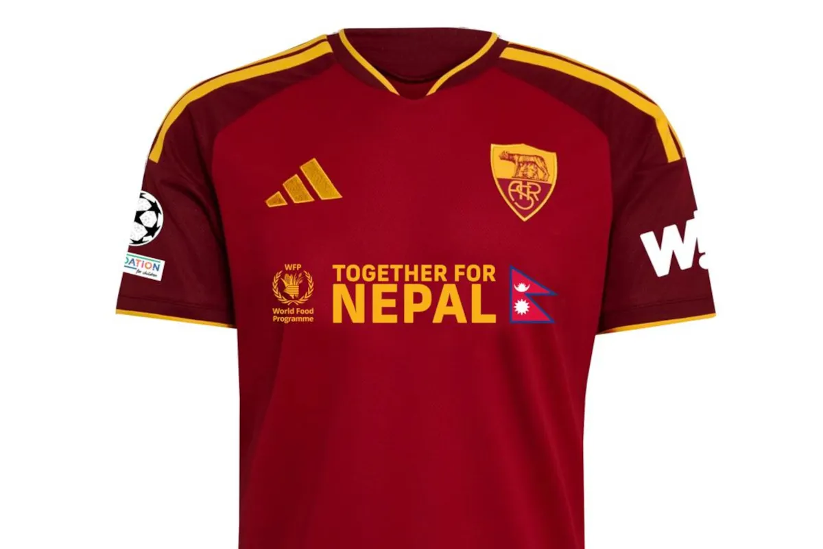 AS Roma Kenakan Jersey Khusus Lawan Fenerbahce Dukung Program Pangan Dunia - sumber: (footballitalia)