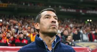 Giovanni van Bronckhorst Mengakui Kekalahan Telak Feyenoord dari Barcelona