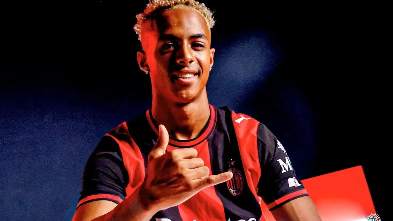 Jadi Pengganti Leao di Milan, Omari Hutchinson Mengaku Tidak Terbebani