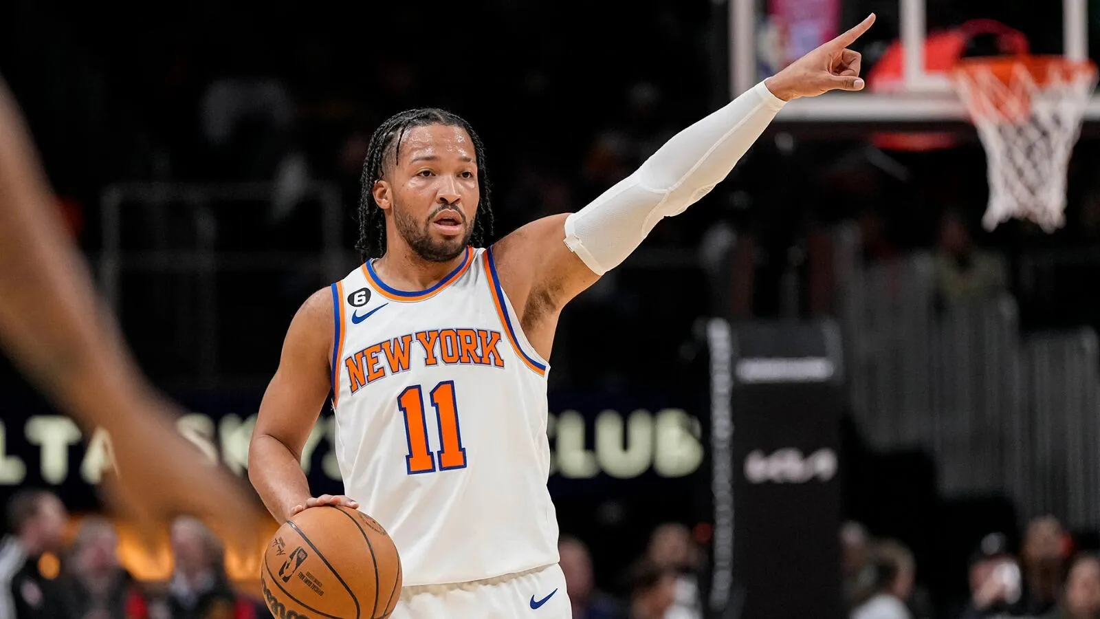 Jalen Brunson Pembawa Acara Perdana SNL Musim ke-52 - sumber: (mainbasket)