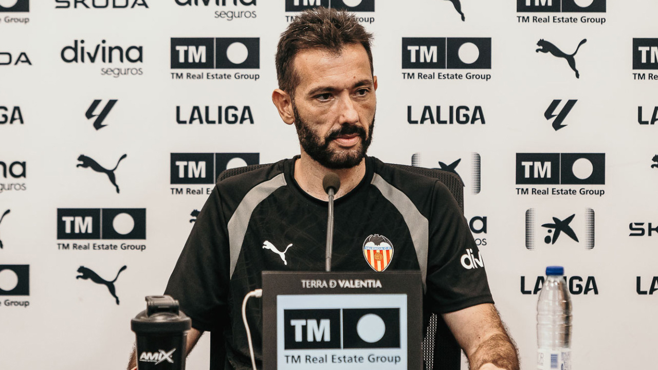 Carlos Corberan Tegaskan Valencia Siap Tampil Maksimal di Markas Sevilla
