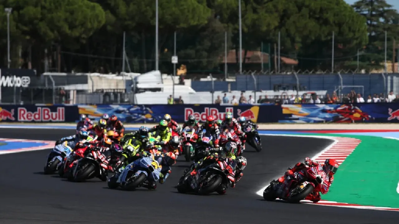 Marc Marquez langsung ambil alih posisi terdepan Marco Bezzecchi di Sprint Race MotoGP San Marino 2026.