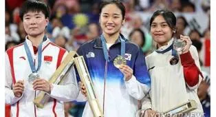 He Bingjiao, Peraih Perak Olimpiade Yang Kini Menjadi Dosen