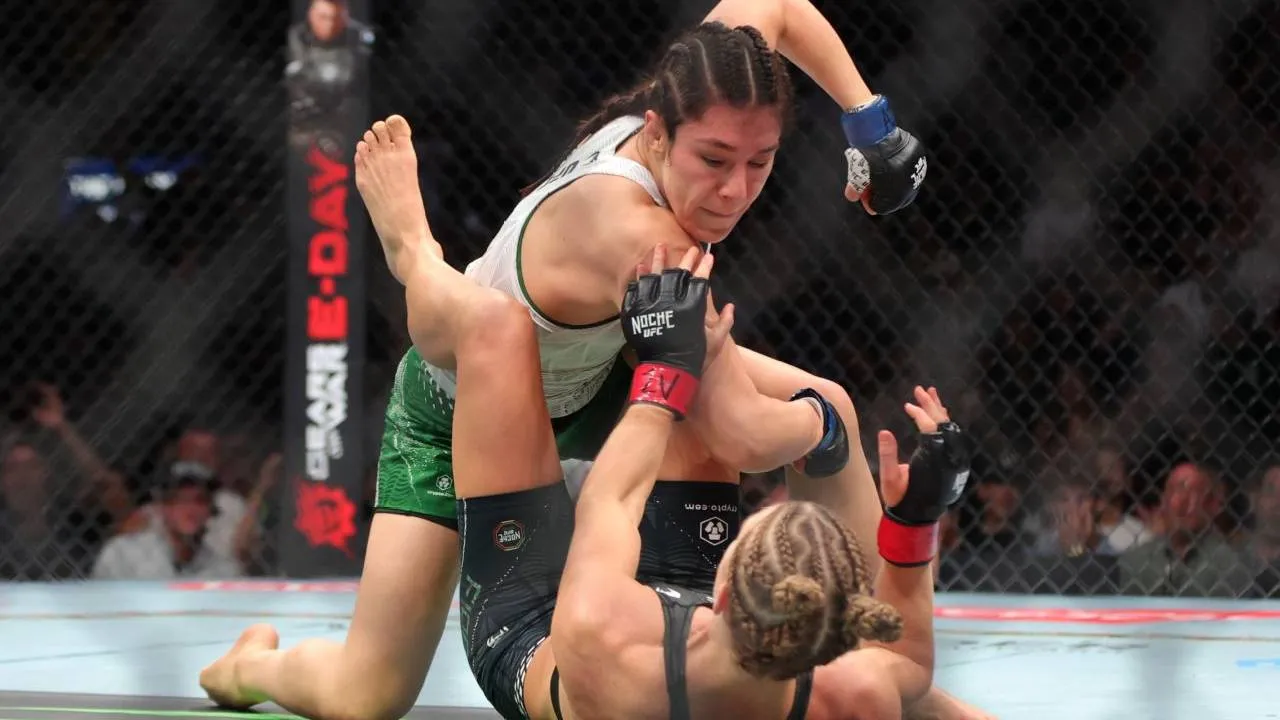 Alexa Grasso tampil agresif sejak awal dan langsung menekan Fiorot. (Foto: Fight TV)