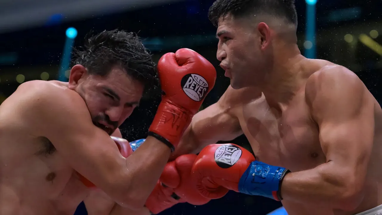 Alexis Rocha (kanan) dinilai lebih aktif dalam menyerang balik ketimbang tekanan yang diberikan Ramirez. (Foto: Fight TV)