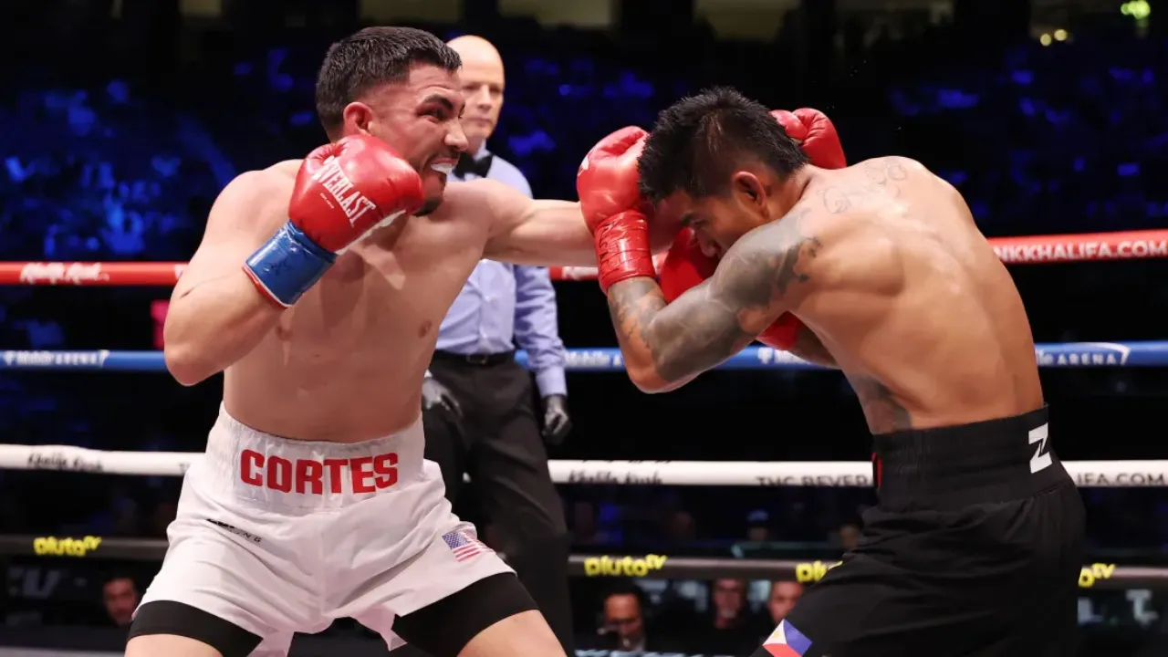 Andres Cortes (kiri) tampil metodis dan memanfaatkan tangan kanannya untuk lebih sering mendahului Magsayo dalam pertukaran pukulan. (Foto: Fight TV)