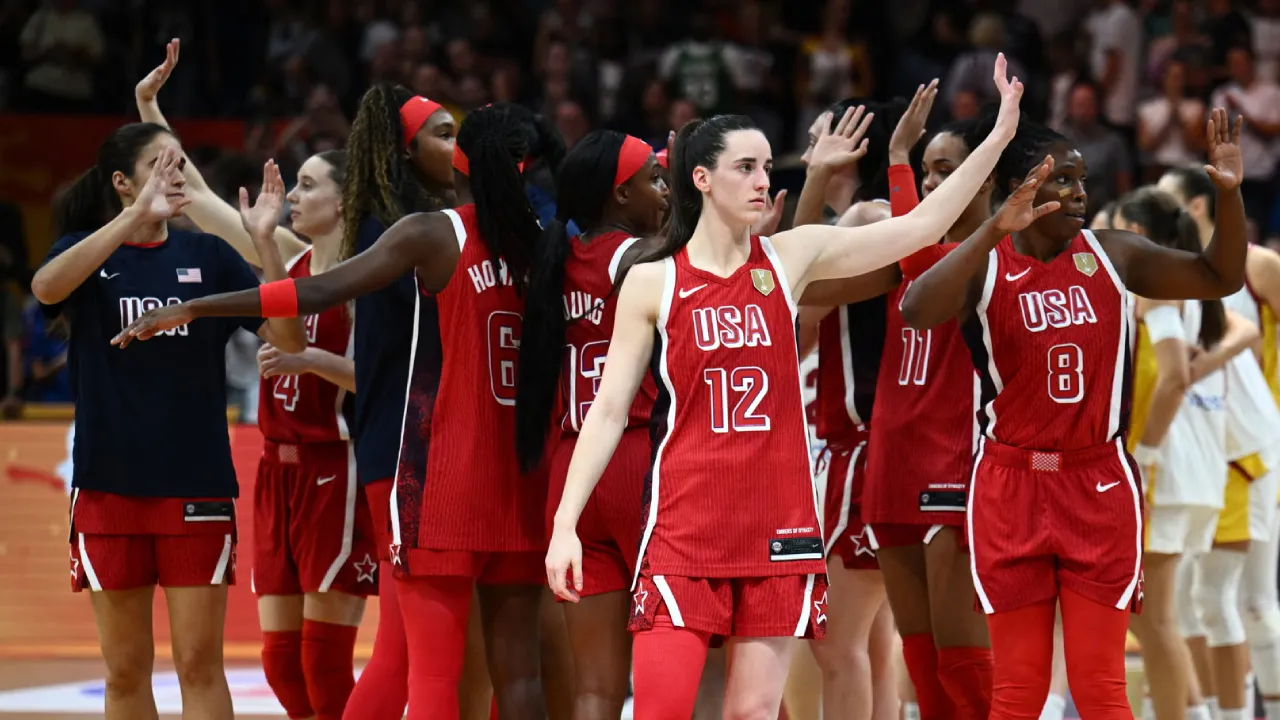 Para pemain AS melakukan selebrasi setelah memastikan tiket ke final Piala Dunia FIBA Putri 2026. (Foto: AP)
