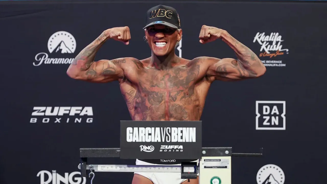 Conor Benn memiliki berat 146 pound saat timbang badan resmi, sedikit lebih berat daripada Garcia yang mencatat 145,5 pound. (Foto: Fight TV)