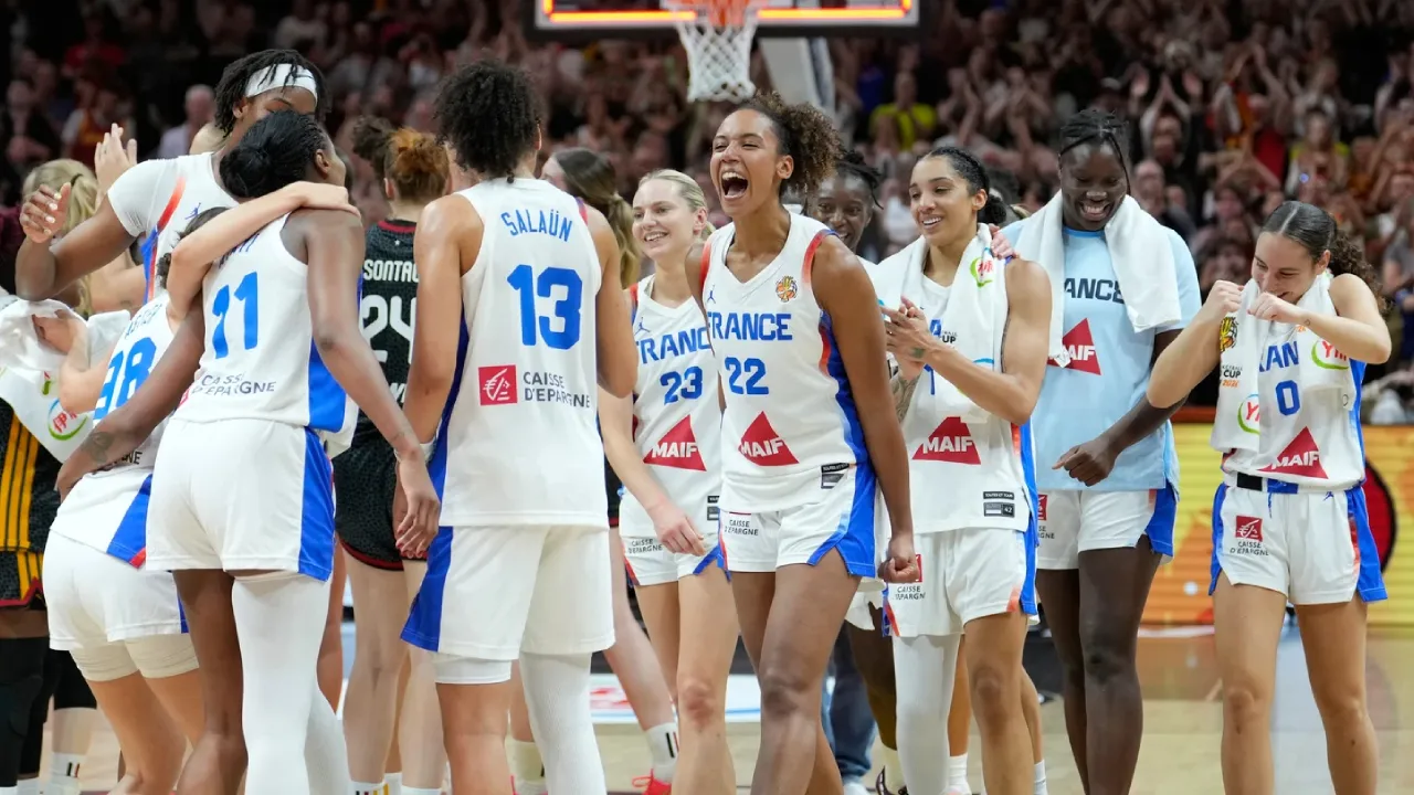 Para pemain Prancis melakukan selebrasi setelah memastikan tiket ke final Piala Dunia FIBA Putri 2026. (Foto: AP)