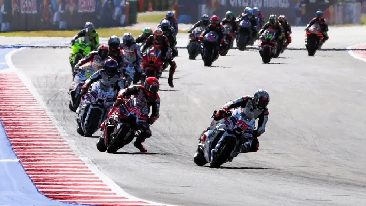 Marc Marquez mencoba menyerang Marco Bezzecchi di Lap pertama MotoGP San Marino 2026.