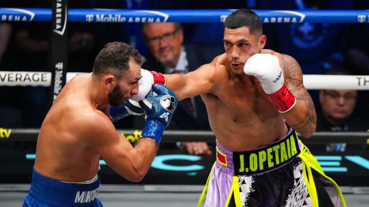 Jai Opetaia (kanan) mendominasi sebagian besar ronde sebelum menyelesaikan laga dengan kombinasi empat pukulan pada ronde kesembilan. (Foto: Fight TV)