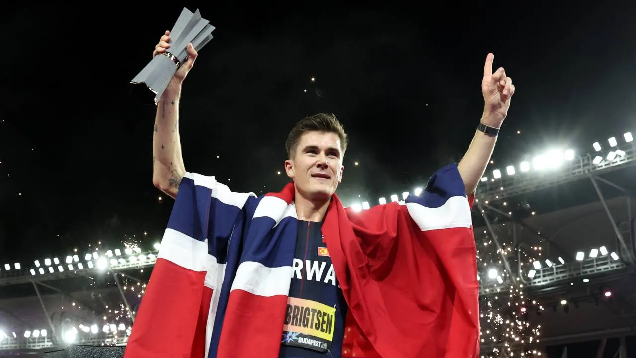 Jakob Ingebrigtsen melakukan selebrasi setelah menjuatai nomor 5.000 meter di Ultimate Championship, Sabtu (12/9). (Foto: AP)