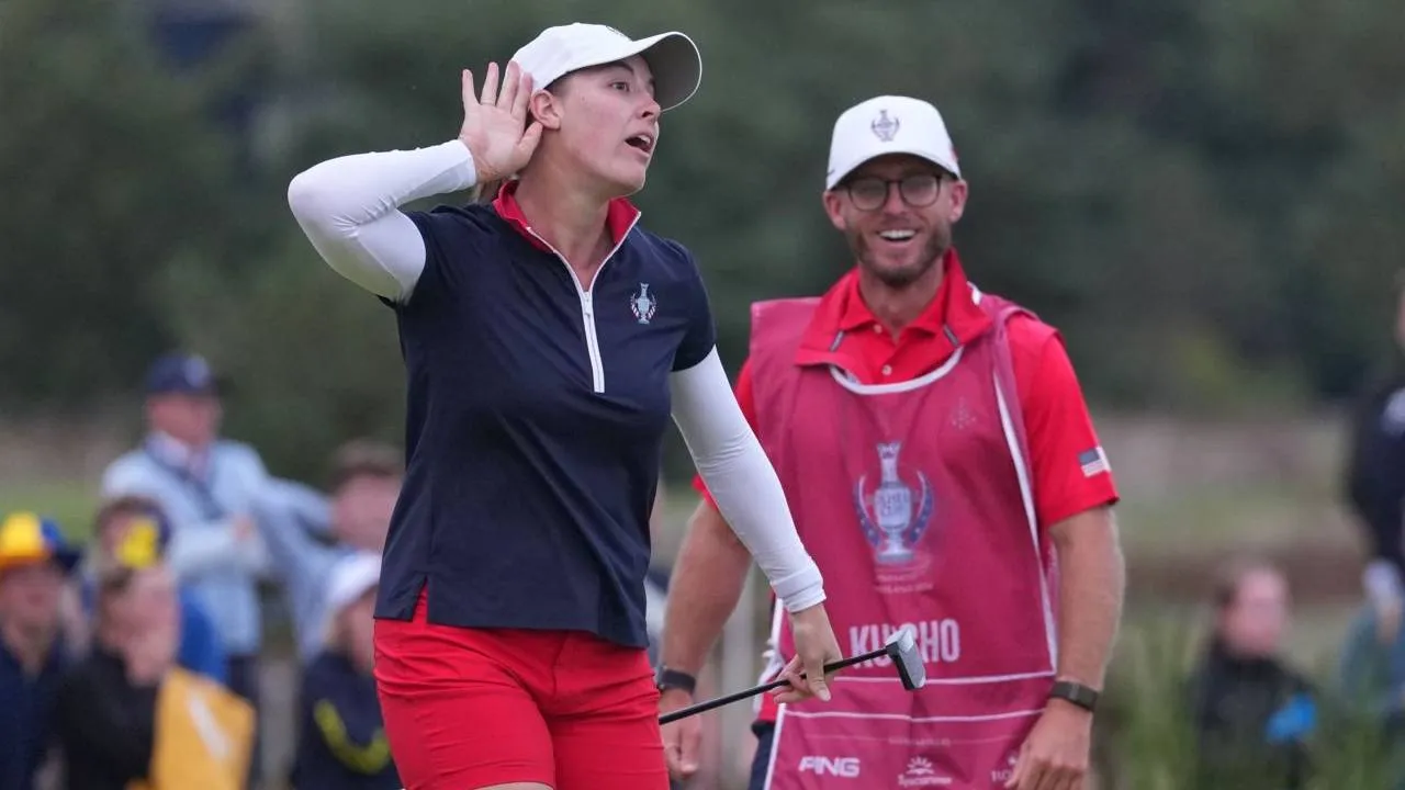 Jennifer Kupcho melakukan selebrasi setelah membantu tim Amerika Serikat menyamakan skor Solheim Cup menjadi 8-8. (Foto: AP)