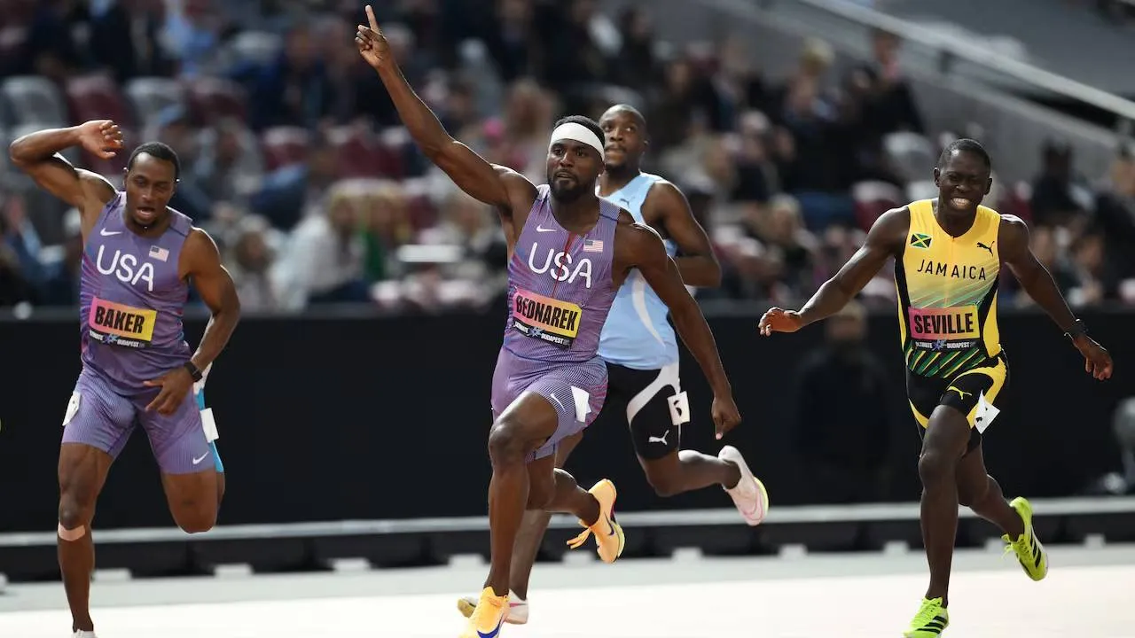 Kenny Bednarek (mengacungkan tangan) melakukan selebrasi setelah memenangi nomor 100 meter di Ultimate Championship, Sabtu (12/9). (Foto: AP)