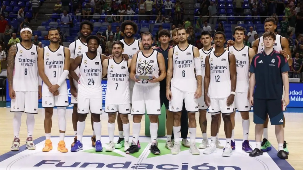 Real Madrid Angkat Trofi Setelah Tumbangkan Unicaja