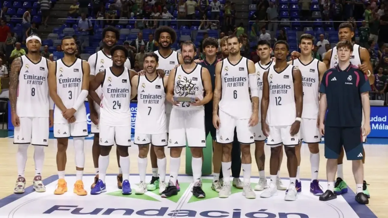 Real Madrid Angkat Trofi Setelah Tumbangkan Unicaja