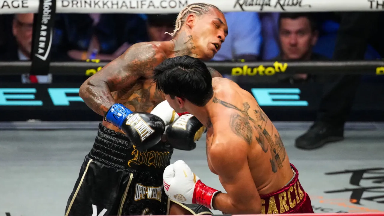 Ryan Garcia (depan) hanya membutuhkan 1 menit 25 detik pada ronde kedua untuk mengakhiri perlawanan Conor Benn. (Foto: Fight TV)