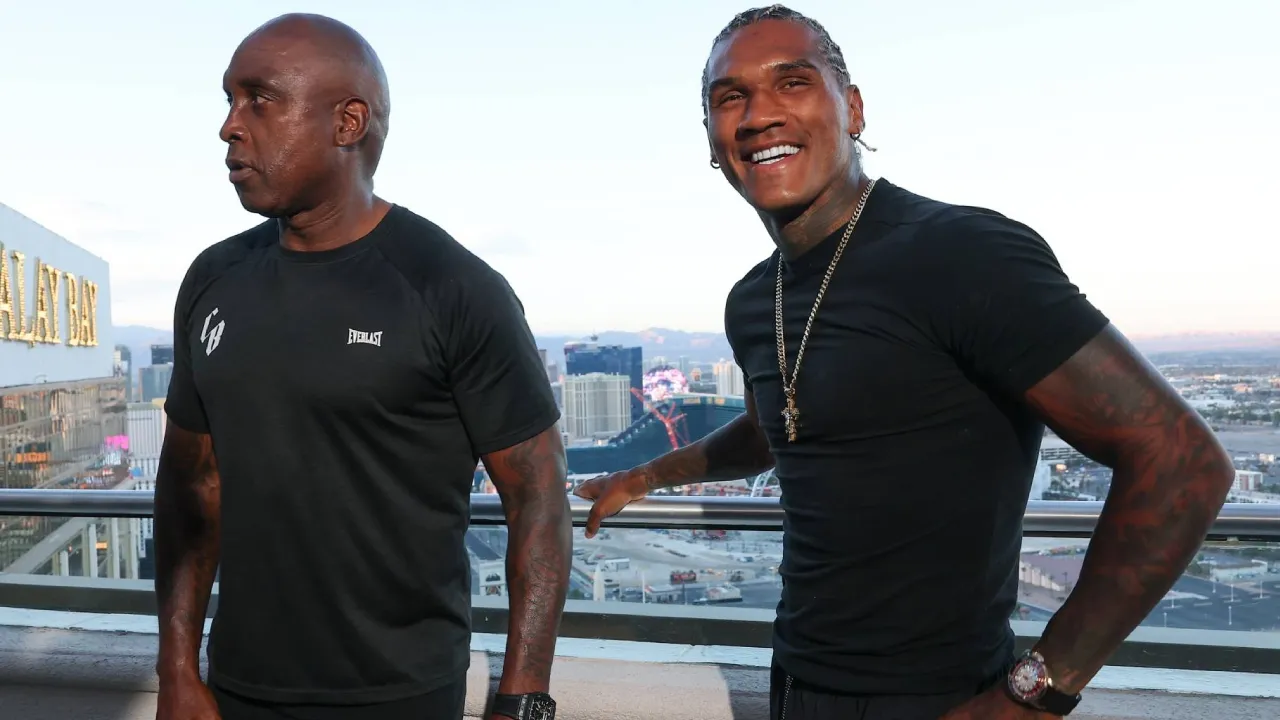 Conor Benn (kanan) dan bersama ayahnya, Nigel Benn, di dek rooftop Mandalay Bay. (Foto: Fight TV)