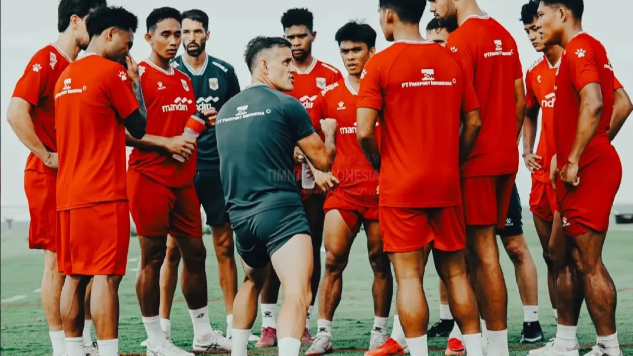 John Herdman dalam pemusatan latihan bersama skuad Timnas Indonesia