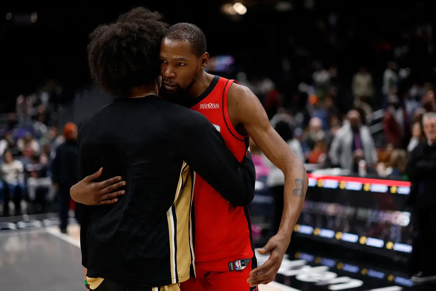 Durant Ungkap Alasan Jarang Bertukar Jersei di Lapangan - sumber: (mainbasket)