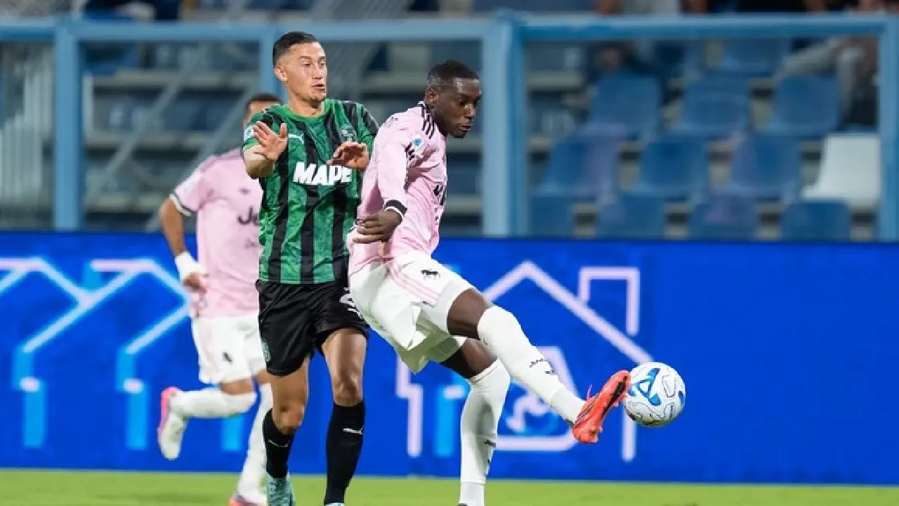 Jay Idzes saat berduel dengan Randal Kolo Muani