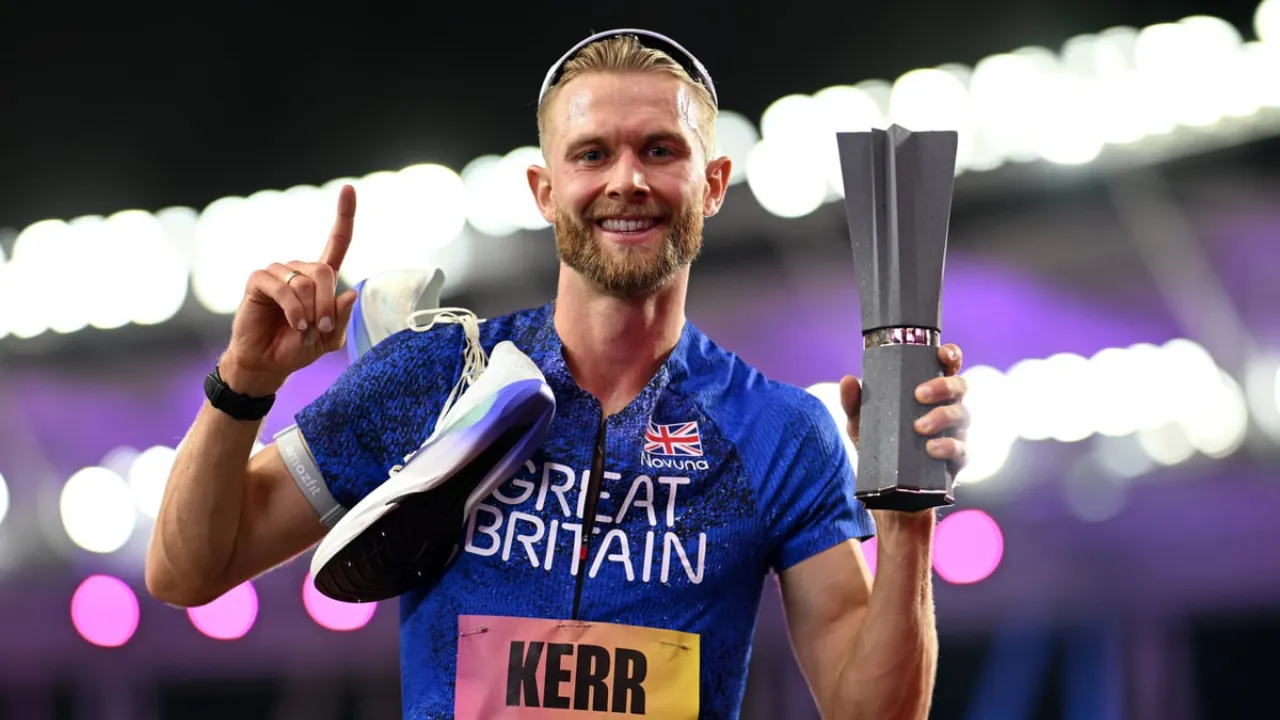 Josh Kerr melakukan selebrasi setelah memenangi nomor 1.500 meter pada Ultimate Championship di Budapest. (Foto: AP)