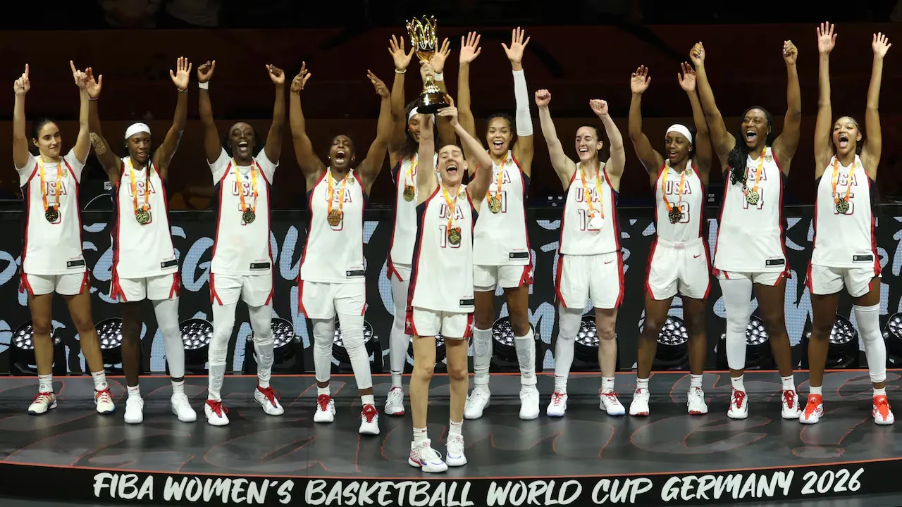 Para pemain AS melakukan selebrasi di podium setelah memastikan trofi juara Piala Dunia FIBA Putri 2026. (Foto: AP)