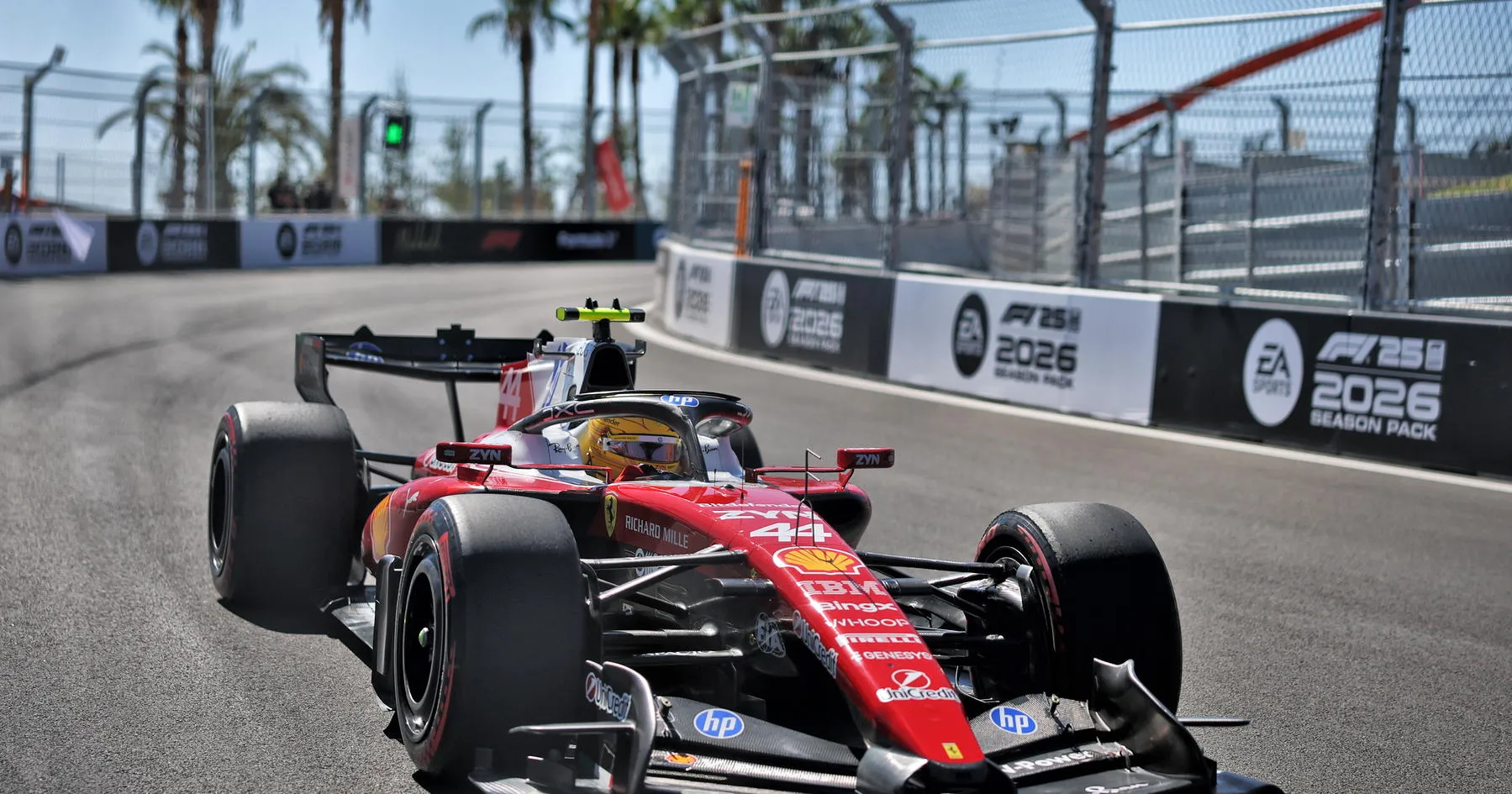Lewis Hamilton Ungkap Penyebab Mundur Pertama Ferrari - sumber: (racingnews365)