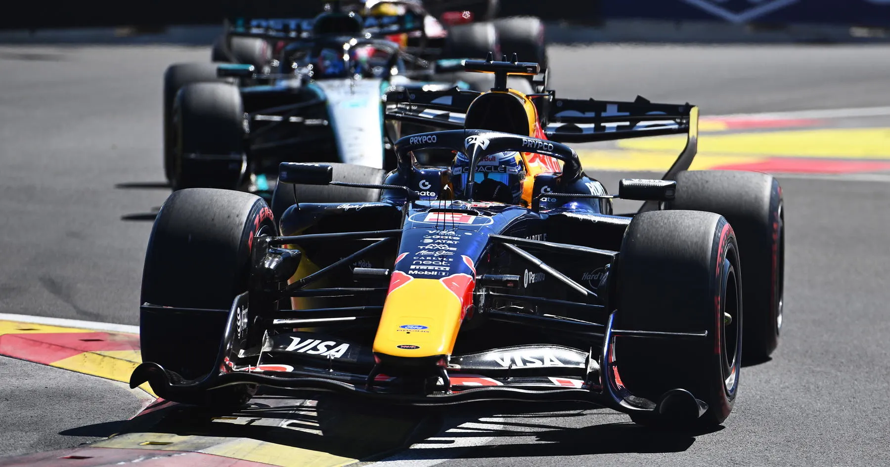 Max Verstappen Tanggapi Lucu Pertahankan Posisi dari Norris - sumber: (racingnews365)