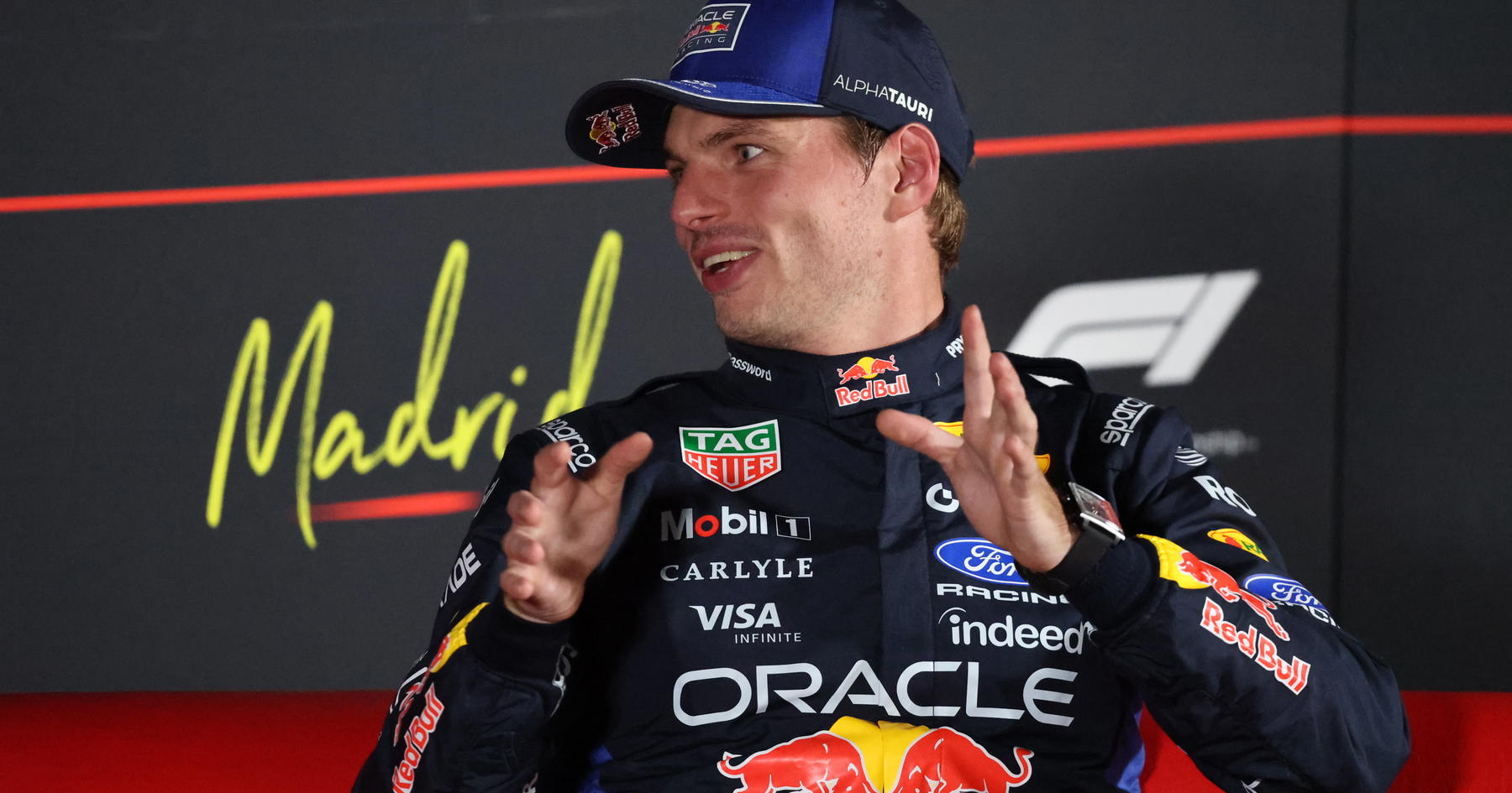 Max Verstappen Tertawa Saat Hamilton Bahas Pensiun Ferrari