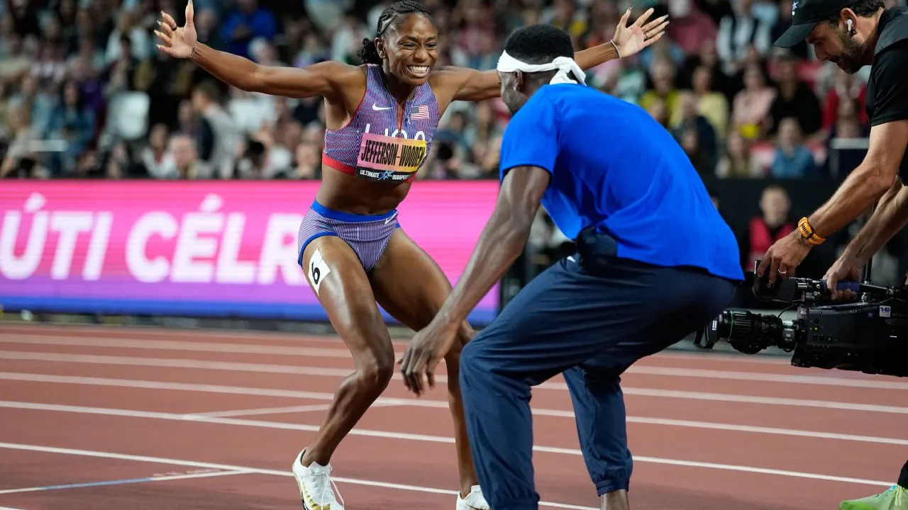 Melissa Jefferson-Wooden (kiri) merayakan kemenangannya di nomor 200 meter bersama rekan senegaranya, Kenny Bednarek, yang sebelumnya memenangi nomor sama di kategori pria. (Foto: AP)